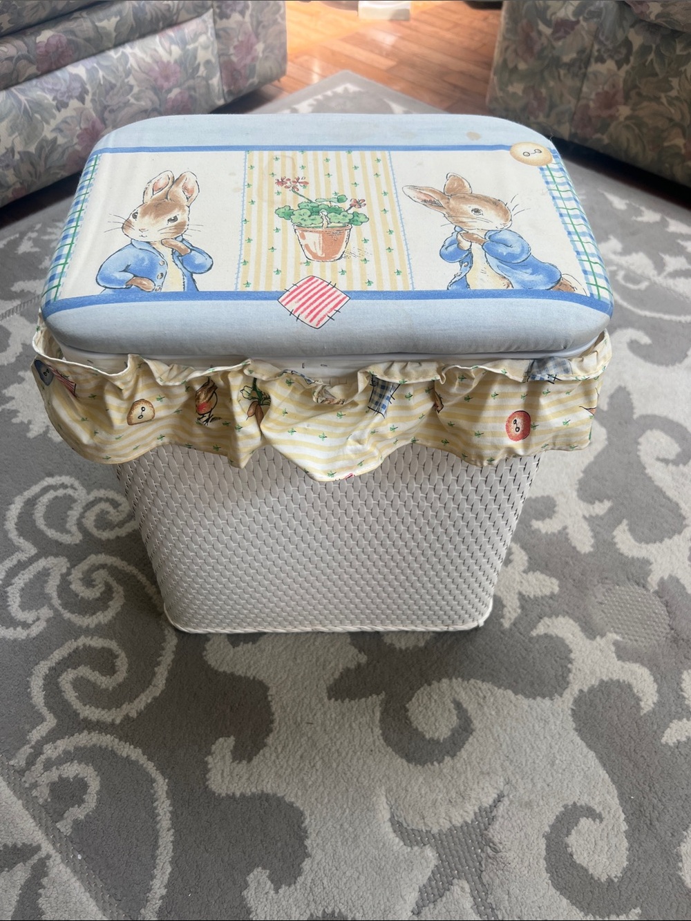 VINTAGE Badger Peter Rabbiit CHILDS VINYL WICKER LAUNDRY HAMPER FLIP TOP